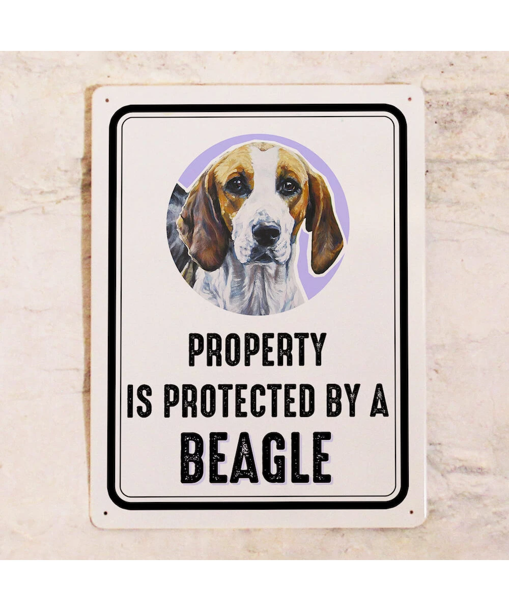 Cartel metálico con el perro - Propiedad está protegida por un Beagle