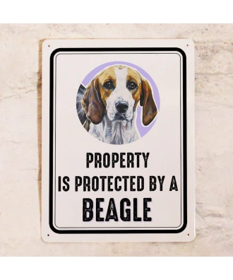 Cartel metálico con el perro - Propiedad está protegida por un Beagle