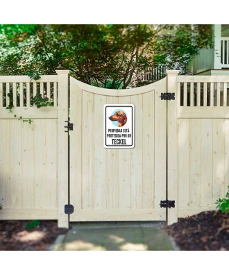 Cartel metálico con el perro - Propiedad está protegida por un Caniche