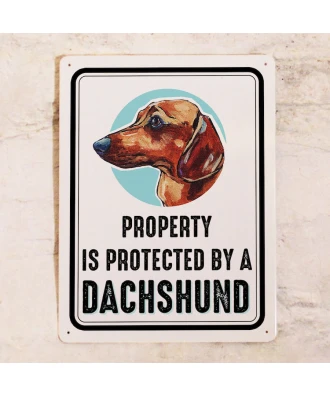 Cartel metálico con el perro - Propiedad está protegida por un Teckel