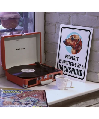 Cartel metálico con el perro - Propiedad está protegida por un Caniche