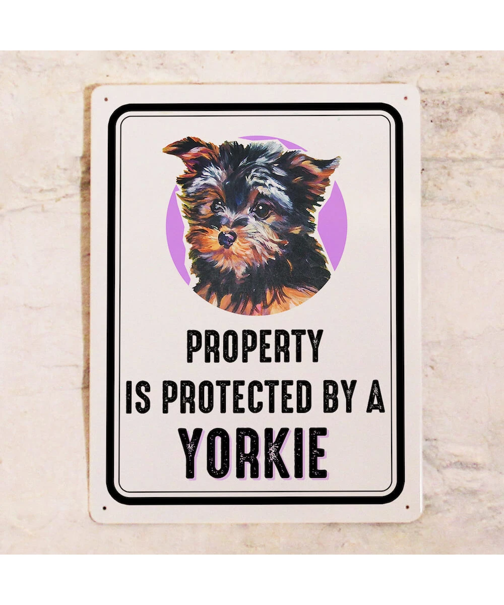 Cartel metálico con el perro - Propiedad está protegida por un Yorkshire terrier
